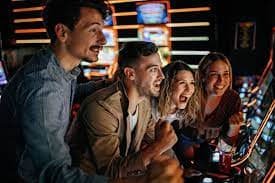 Mesin slot digital dengan tampilan warna-warni dan simbol klasik