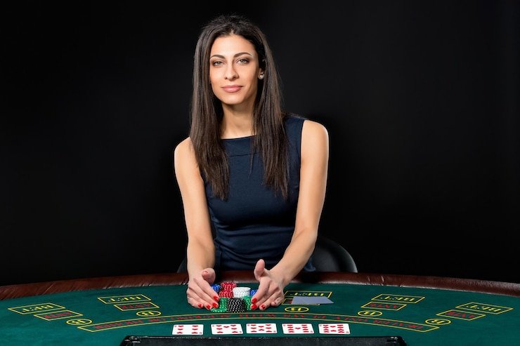 Dealer live casino sedang membagikan kartu kepada pemain
